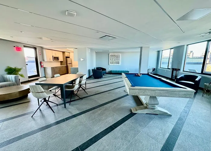 Near Manhattan Spacious Stunning New Modern Penthouse 3-Bedroom Apartment